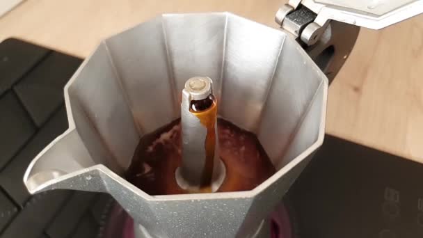 티에라 메이커 주전자에 커피를 끓이는 부메랑 비디오입니다 커피를 컨테이너를 채우고 — 비디오