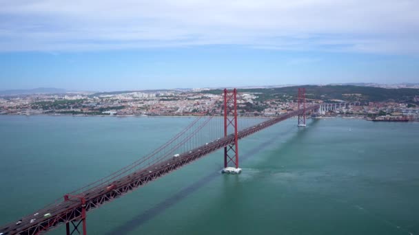 Lisbons Kwietnia Bridge Widok Niesamowitego Narodowego Sanktuarium Chrystusa Króla Południowym — Wideo stockowe