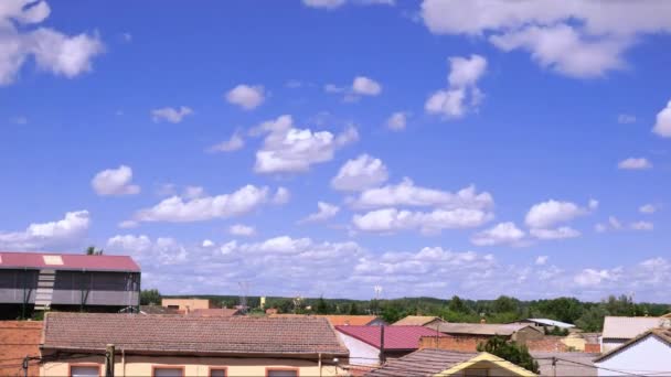 Czas Upływa Błękitne Niebo Chmurami Hiszpańskim Mieście Zwanym Arcos Polvorosa — Wideo stockowe