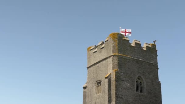 Torre Della Chiesa Inglese Con Bandiera Inglese Sfondo Cielo Blu — Video Stock