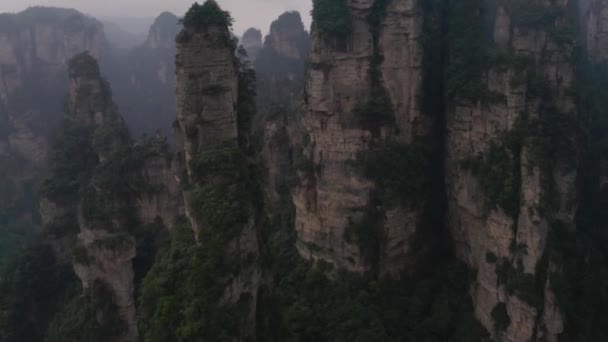 中国の張家界国立公園のドローンショット カルスト山のすべての場所 — ストック動画