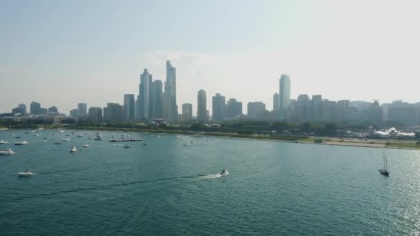 Légi Behatolás Chicagói Grant Park Felé Ahogy Egy Hajó Halad — Stock videók