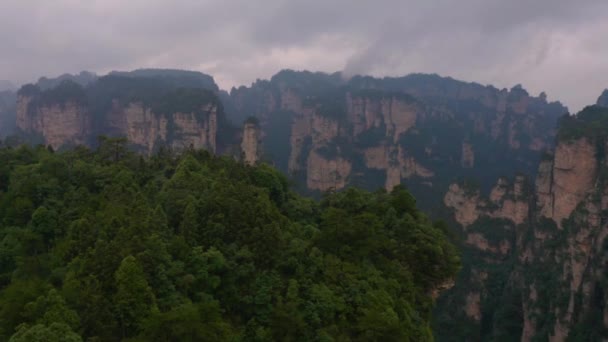中国の張家界国立公園のドローンショット カルスト山のすべての場所 — ストック動画