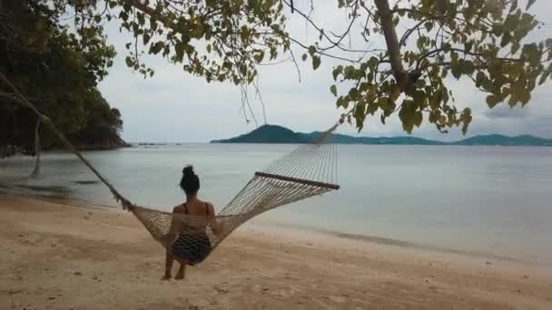 Жіночі Туристичні Релакси Розмахують Гамаком Пляжі Борнео — стокове відео