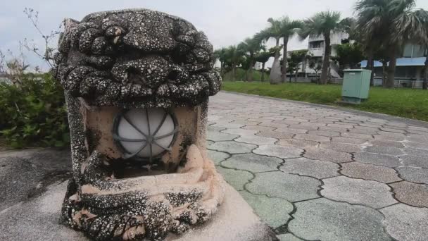 Hombre Blanco Obeso Corriendo Descalzo Más Allá Estatua Del León — Vídeos de Stock