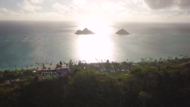 Belle Plage Hawaï Donnent Sur Randonnée Avec Couple Casemates Sommet — Video