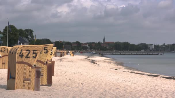 Пляжные Стулья Пляже Балтийского Моря Людей Германии — стоковое видео