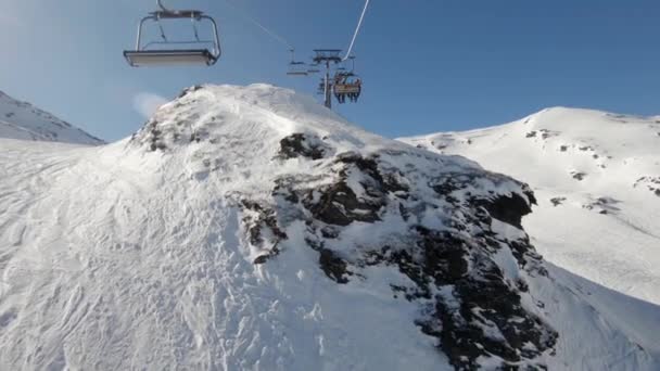 Síelők Skiliftben Elhaladnak Egy Gyönyörű Szikla Felett Egy Napsütéses Napon — Stock videók