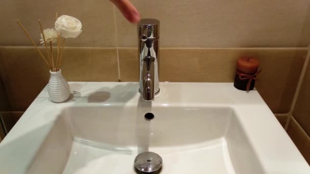 Fließendes Wasser Aus Dem Weißen Luxus Badezimmer Hotelzimmer Edelstahl Nass — Stockvideo