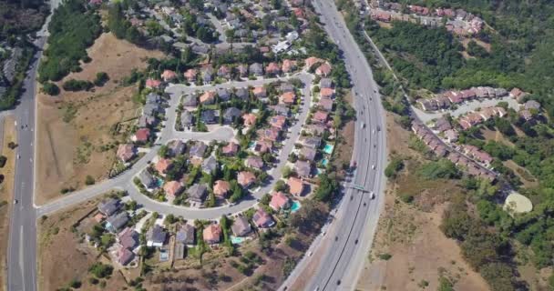 Luftaufnahme Von Häusern Und Autobahnen Vororten Von San Mateo County — Stockvideo