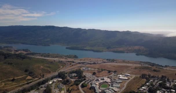 Aérien Montagnes Lac Sources Cristallines Réservoir San Mateo Californie Avec — Video