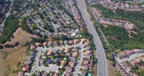 Timelapse Aerial Hold Shot Houses Highway Suburbs San Mateo County — 비디오