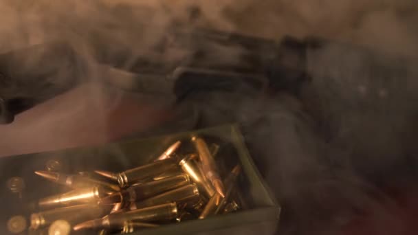 Egy Doboz Lőszer Füstös Ostyák Helyszínen — Stock videók
