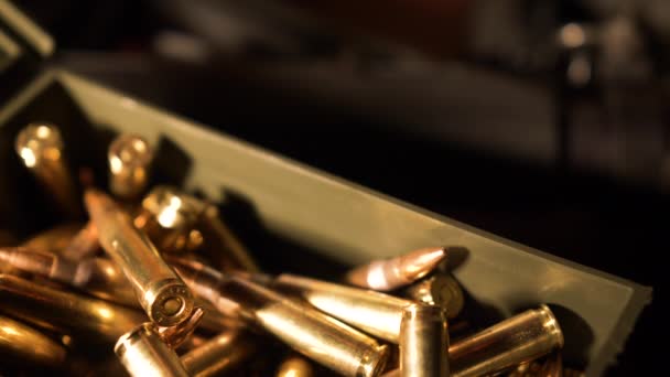 56X45Mm Kugeln Fallen Eine Schachtel Mit Munition — Stockvideo
