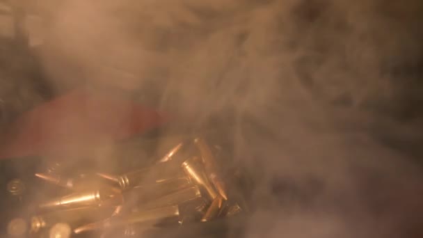 Коробка Патронами Дым Дует Над Сценой — стоковое видео