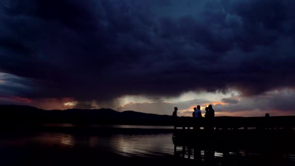 コロラド州ボルダーのクート湖の上で劇的な日没と嵐の雲 — ストック動画