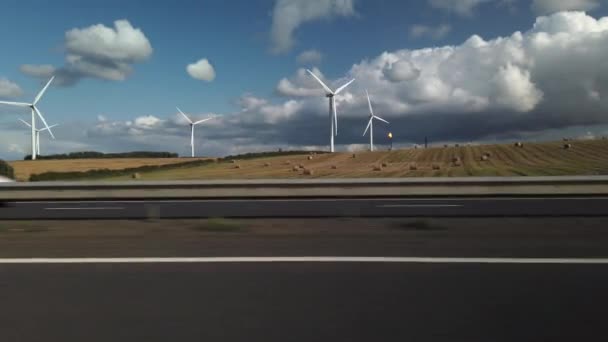 Farma Wiatrowa Widziana Drogi Palącym Się Gazem Kopalnym Wydobywającym Się — Wideo stockowe