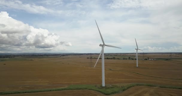 Luftaufnahme Einer Betrieb Befindlichen Windkraftanlage — Stockvideo