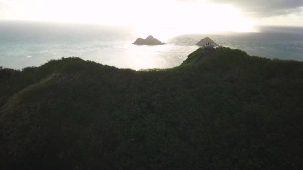美しいハワイのビーチは 非常に上にいくつかの枕箱があるハイキングを見過ごす この映像は ラニカイイ近くのオアフ島の日の出近くで撮影されました — ストック動画