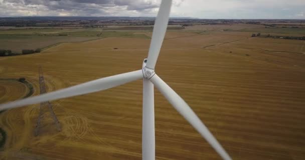 Vista Aérea Primer Plano Inclinación Del Pedestal Del Aerogenerador Hacia — Vídeos de Stock