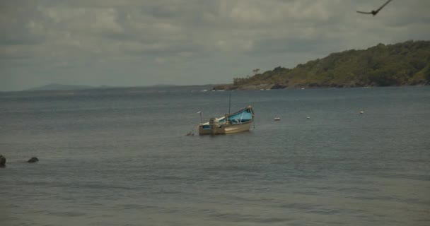 Рыбацкая Лодка Якоре Море Горами Заднем Плане — стоковое видео