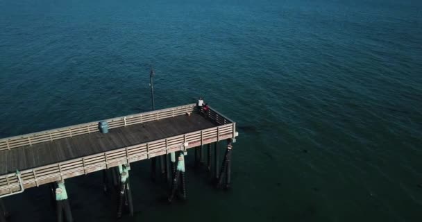 Mann Angelt Ende Der Seebrücke Nachmittag Schuss Mov — Stockvideo