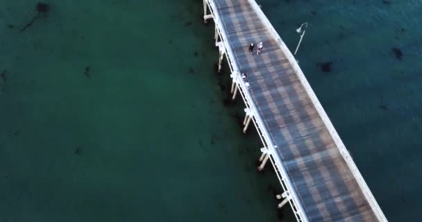 Pier Pacifico Che Estende Lontano Nell Oceano Dalla Riva Gente — Video Stock