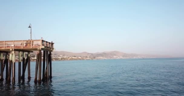 桟橋の端に漁師 魚を探しながらリラックスした美しい景色 Movで遠くから低ショット — ストック動画