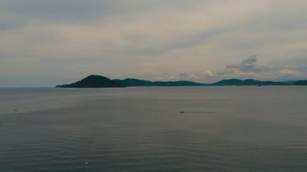 Drone Sigue Lancha Rápida Cruzando Océano Entre Las Islas Borneo — Vídeo de stock