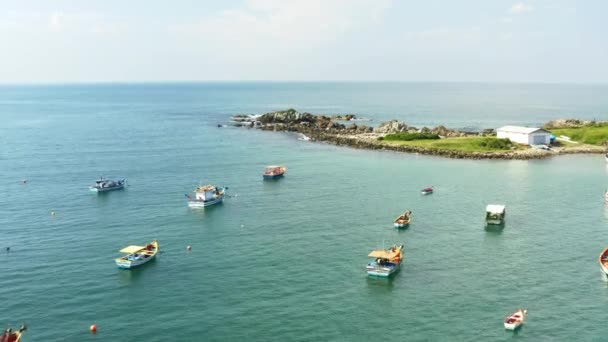 ターコイズブルーの水の海岸 プライア アルマカオ フロリアノポリス サンタカタリナ ブラジルに停泊する漁船 — ストック動画
