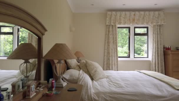 Links Naar Rechts Pan Master Bedroom Family Home Slow Motion — Stockvideo