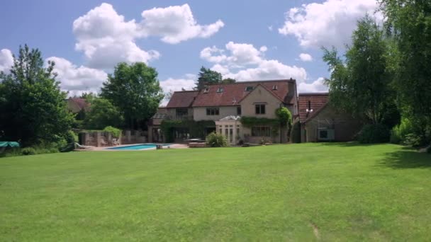 Orbita Aerea Una Casa Campagna Con Trampolino Alberi Primo Piano — Video Stock