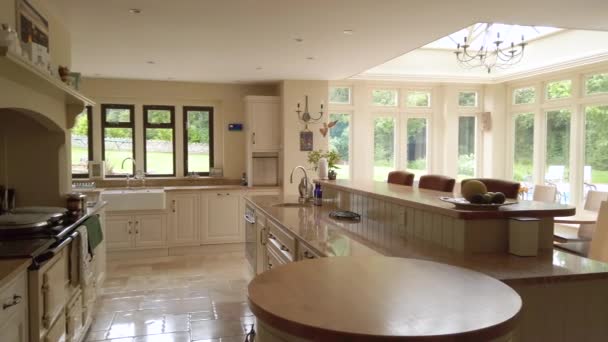 スローモーションで家族の家の大きな現代的なキッチンの右側のパンに左 — ストック動画