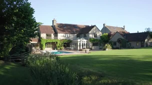 Dolly Zoom Een Landelijk Familiehuis Met Een Zwembad — Stockvideo