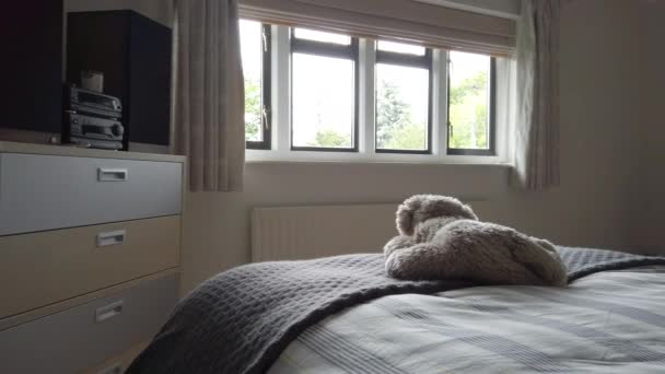 Links Naar Rechts Pan Modern Looking Bedroom Countryside Home — Stockvideo