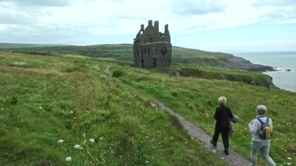 Caminhantes Caminho Costeiro Caminhando Direção Ruína Castelo Dunskey Portpatrick — Vídeo de Stock