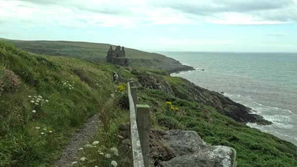 Passeggiatori Sul Sentiero Costiero Dunskey Castle Portpatrick — Video Stock