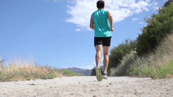 Slow Motion Scatto Uomo Attivo Che Corre Sui Sentieri Montuosi — Video Stock