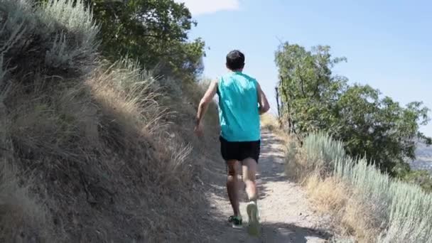 Foto Hombre Activo Corriendo Por Los Senderos Aire Libre Draper — Vídeo de stock