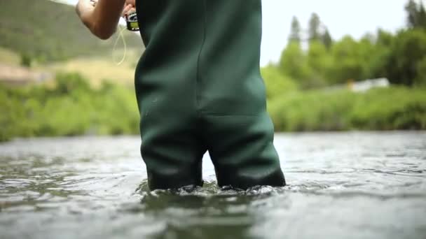 Slow Motion Shot Męskiego Rybaka Noszącego Brodawki Podczas Fly Fishing — Wideo stockowe