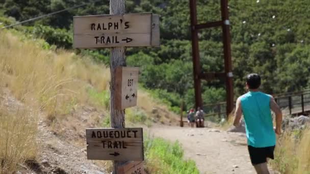 Slow Motion Schot Van Een Actieve Man Die Outdoor Trails — Stockvideo