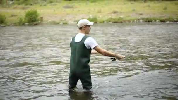 Colpo Pescatore Maschio Caucasico Gettando Suo Gancio Mentre Pesca Mosca — Video Stock