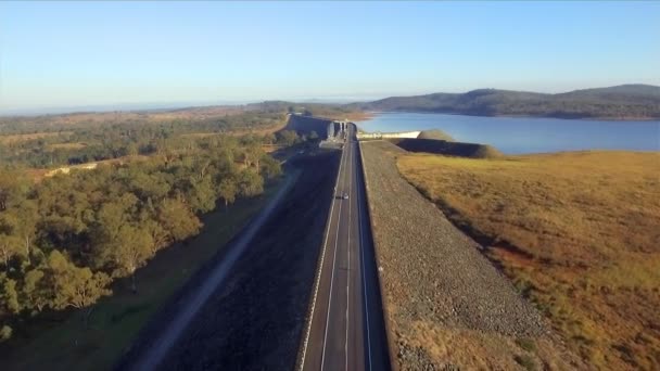 Aerial Shot Flying Road Wivenhoe Dam Sun Low Angle Lake — Stock Video