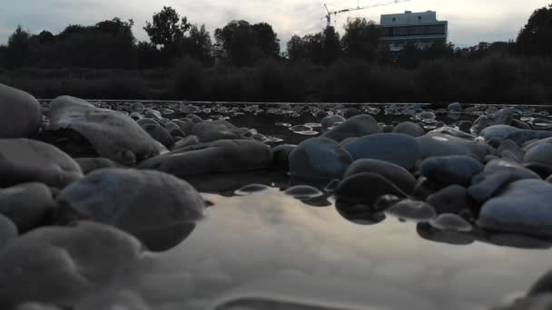 Спокойная Река Текучей Водой Гребнем Низкого Угла Второй Половине Дня — стоковое видео
