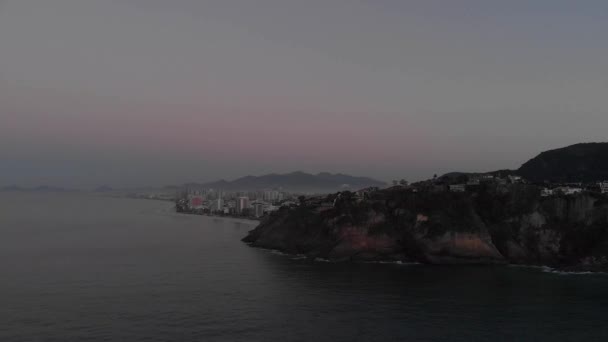 里约热内卢Joatinga海滩悬崖的空中景观 背景是晨雾中广阔的Barra Tijuca居民区 — 图库视频影像