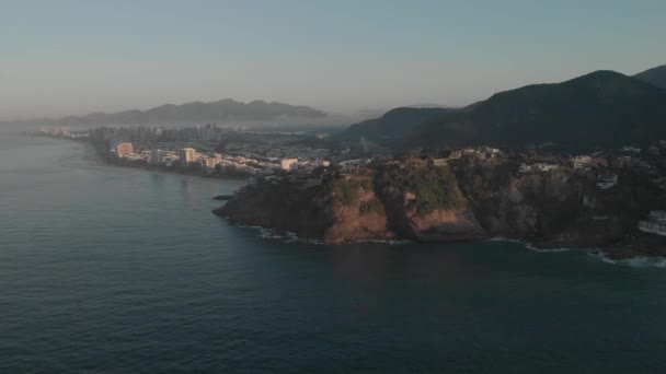 里约热内卢巨大的Barra Tijuca社区的空中 晨雾弥漫在Joatinga海滩的悬崖峭壁上 日出时分 里约热内卢Gavea山就在后面 — 图库视频影像