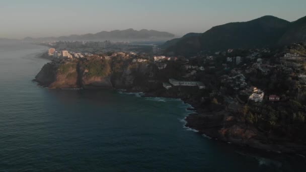 Rio Janeiro Daki Joatinga Plajının Uçurumlarının Havadan Görünüşü Arka Planda — Stok video