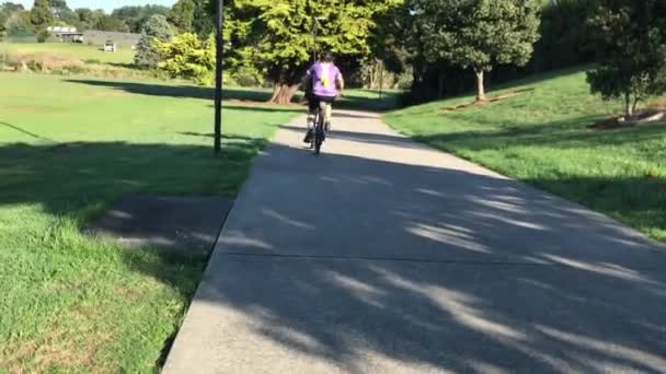 Cyklist Ridning Snabb Takt Ner Konkret Väg Park — Stockvideo