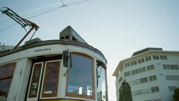 Sabah Vakti Eski Tramvay Geçiyor — Stok video