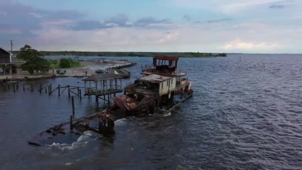 川にドッキングされた半燃料タンクプッシュボートの周りをうろついて — ストック動画